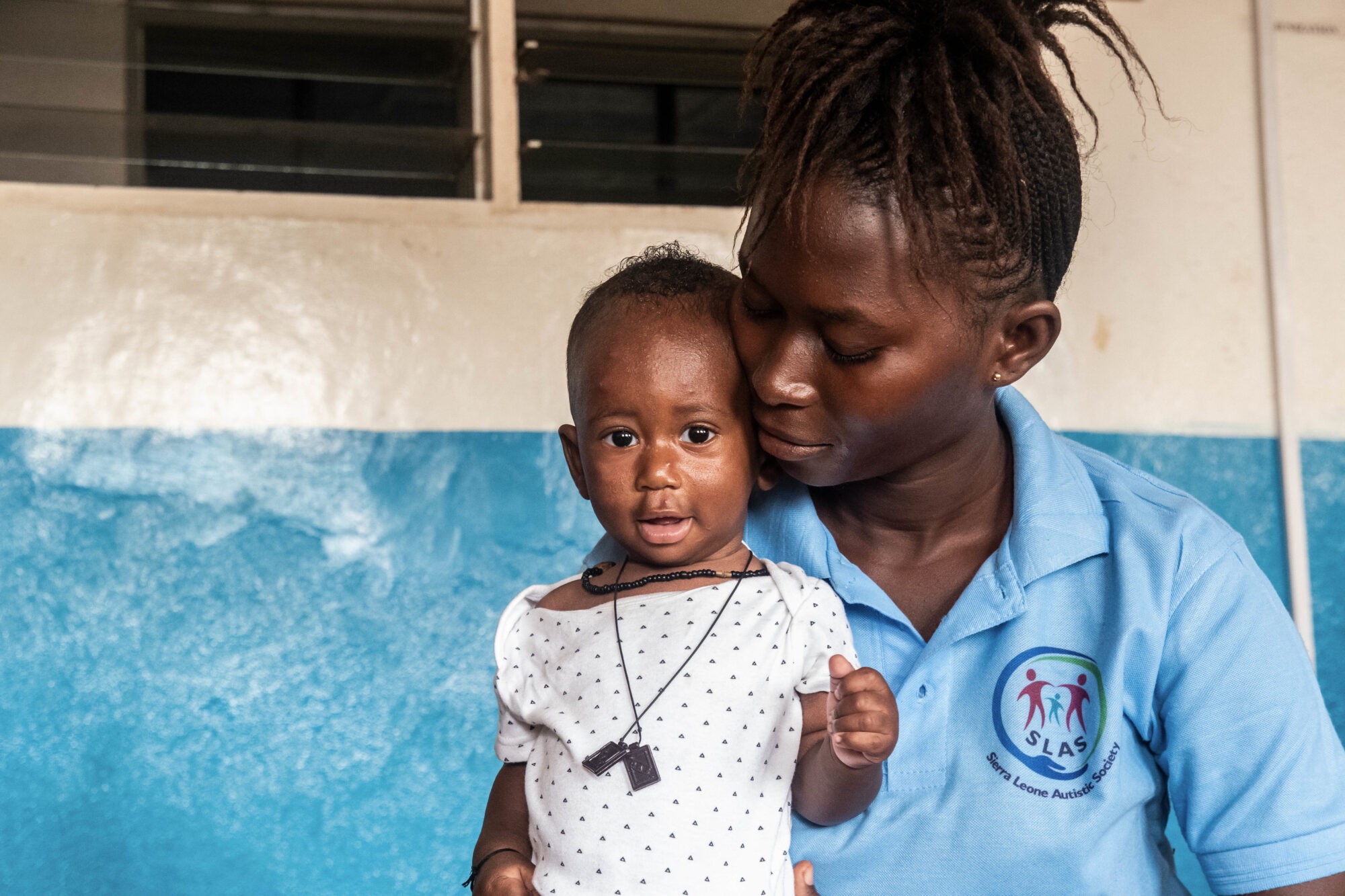 46890284345_48b7e6c336_5k Woman holds child